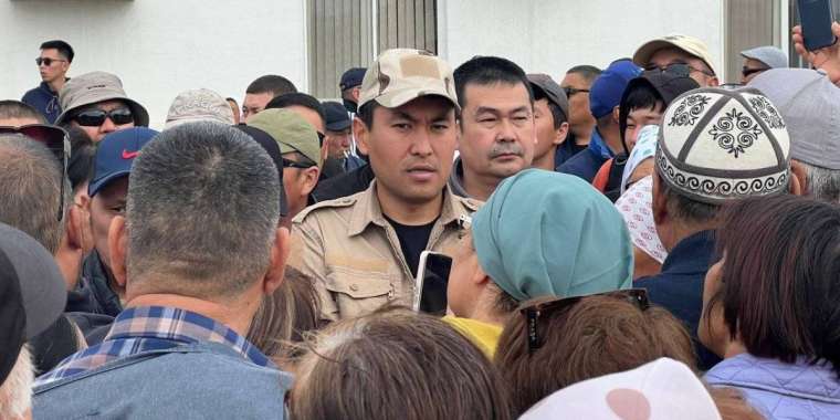 Су басқан Құлсары тұрғындары әкімдік алдына жиналды