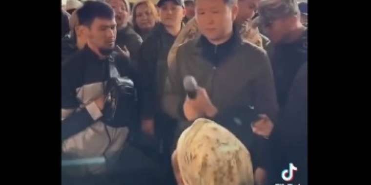 «Ақша қолға берілсін»: Құлсарылық әйел облыс әкімі орынбасарының микрофонын жұлып алды