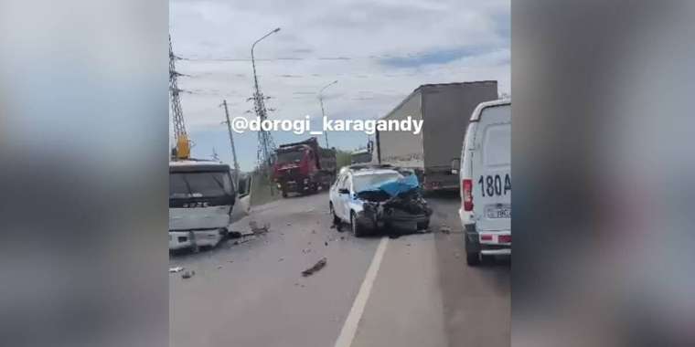 Қарағандыда полиция көлігі апатқа ұшырады (ВИДЕО)