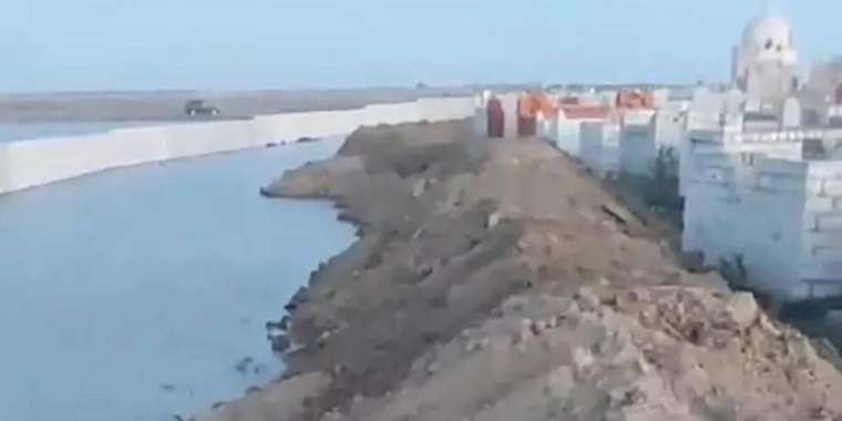 Атырау облысындағы ауылда зират маңындағы бөгетті су шайып кетті