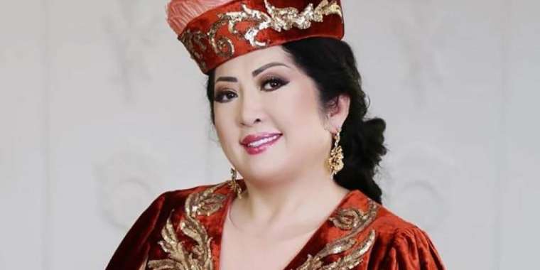 Мақпал Жүнісова Нұрғиса Тілендиевтің сүйемелдеуімен ән айтқан сәтінен сурет жариялады