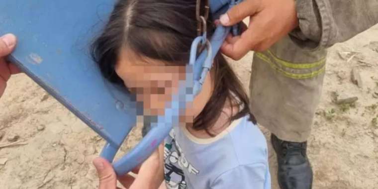 Жамбылда әткеншекке кішкентай қыздың басы қысылып қалды