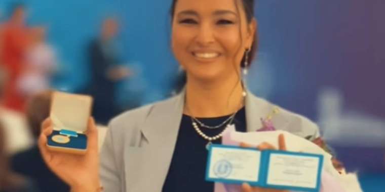 «Қай еңбегі үшін берді». Мәдениет саласының үздігі атанған Бүркіттің әйелі сынға ұшырады