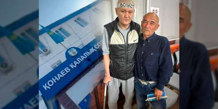 Денсаулығы нашарлаған журналист Думан Мұхаммедкәрім сотқа таяқ ұстап келді