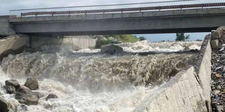 Алматы облысында Талғар өзені тасып, тас жолды су басты