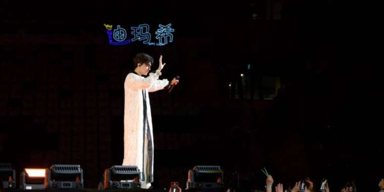 Димаш «Бешикташ» стадионындағы концертінде көзіне жас алды (ФОТО, ВИДЕО)