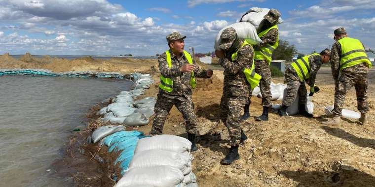 Су тасқыны: Жайық деңгейінің көтерілуіне байланысты бөгеттер нығайтылып жатыр