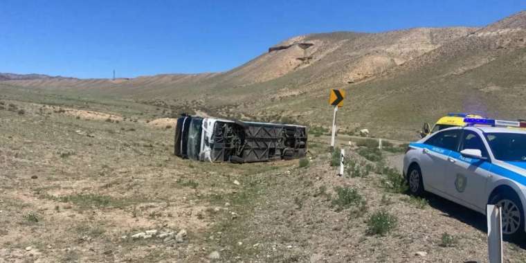 Зардап шеккендер бар: Алматы облысында туристер мінген автобус аударылды