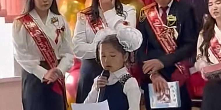 Марқұм ағасына арнап өлең оқыған оқушы қыз көпшілікті жылатты