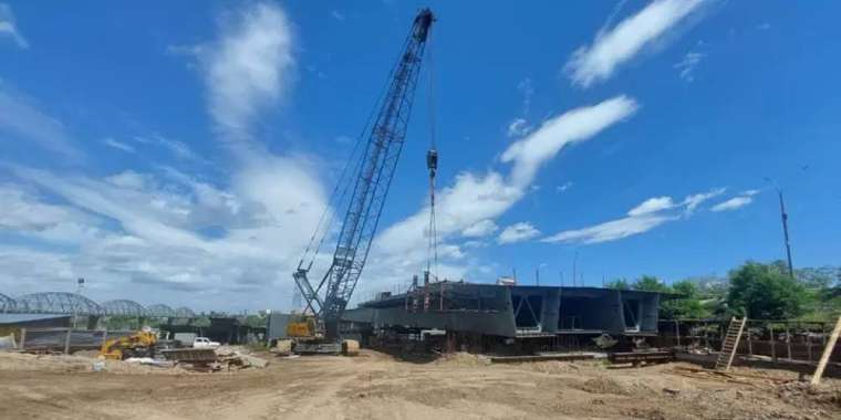 Семейде көпір салып жатқан құрылысшылар екі айдан бері жалақы алмаған