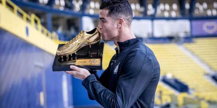 Роналду үздік сұрмерген ретінде «Алтын бутсыға» ие болды