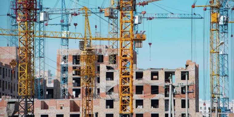 Астанада құрылысшы краннан құлап, қаза болды