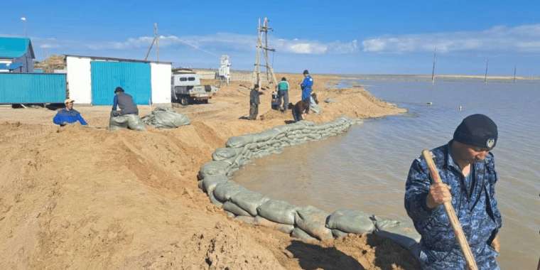 Құйлыста бөгет нығайтылып жатыр. ТЖМ тасқынға қарсы шаралардан хабардар етті