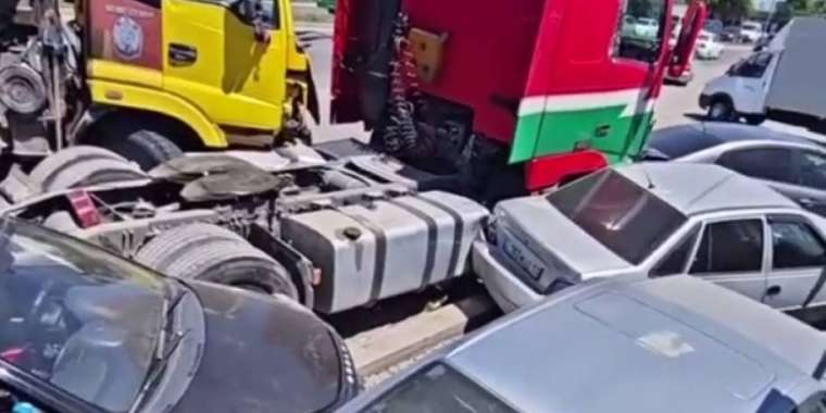 Алматы-Бішкек тас жолында жеті бірдей көлік соғысып қалды (ВИДЕО)