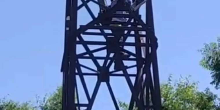 Жұмыстан қуылған полиция подполковнигі наразылық ретінде электр бағанына шығып кетті