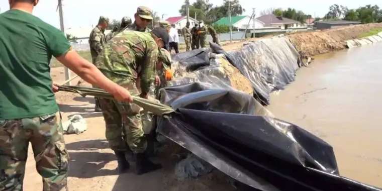 Атырауда ағын су бөгетті шайып кетті