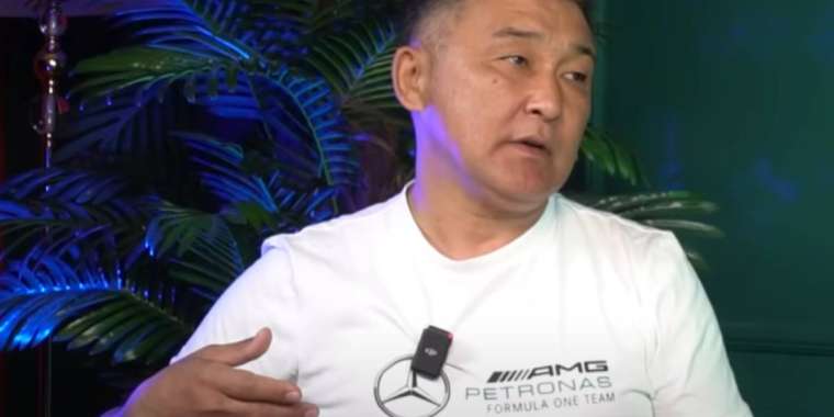 «Бес мың доллар сұрады». Актер Алмат Сақатов атақсыз жүргеніне Арыстанбек Мұхамедиұлын айыптады