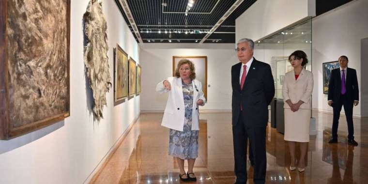 Тоқаев Ұлттық музейдегі өнер туындылары көрмесін тамашалады