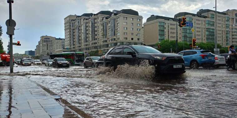Нөсер жауын: Астанада көліктер әдеттегідей «жүзіп» жүр (ФОТО)