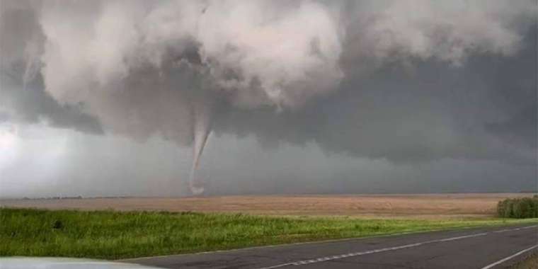 Ресейде болған торнадо біраз елді жарықсыз қалдырды
