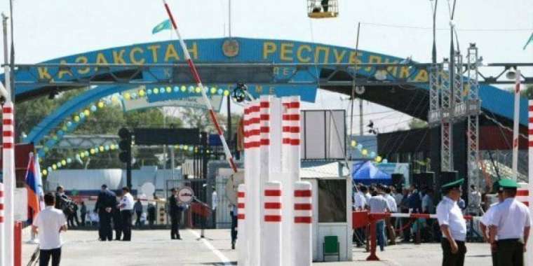 «Өткізу 25 мың теңге». Қазақ-Өзбек шекарасында кептеліс пайда болған (ВИДЕО)