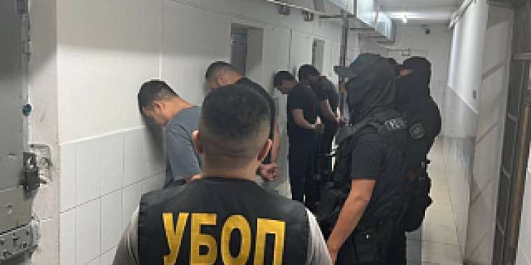 Тойда тапанша, автоматпен оқ атқан блогер ұсталды