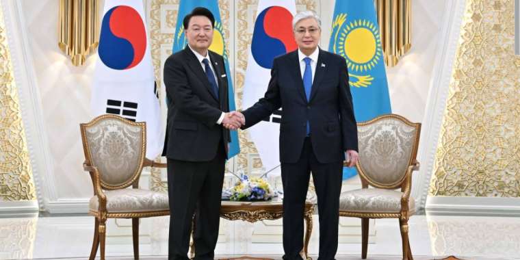 Қасым-Жомарт Тоқаев пен Юн Сок Ёль шағын құрамда келіссөз жүргізді