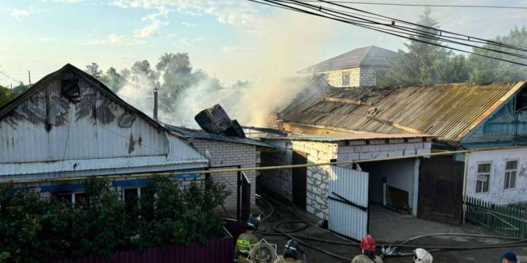 Ақтөбеде үй өртеніп, зейнеткер ауруханаға жеткізілді