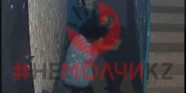 Атырауда ер адам қызды пышақтап кетті (ВИДЕО)