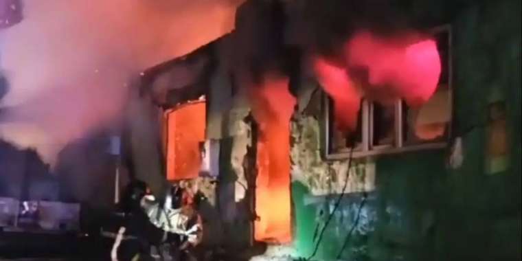 Астанада жатақхана өртеніп, бір адам зардап шекті (ВИДЕО)