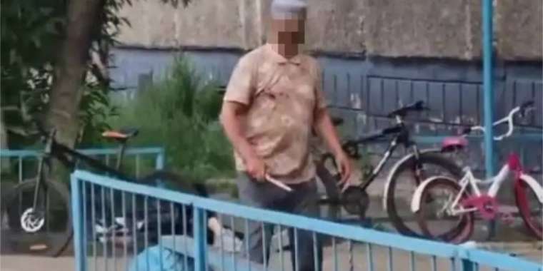 Павлодар облысында адамды бауыздап, тынығып отырған қария ұсталды