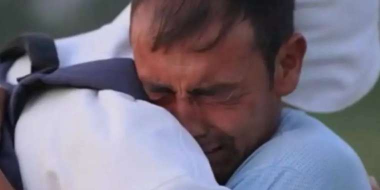 Қара маска таққан жігіт жалғызбасты әкеге үй сыйлап, жұмыс тауып берді (ВИДЕО)