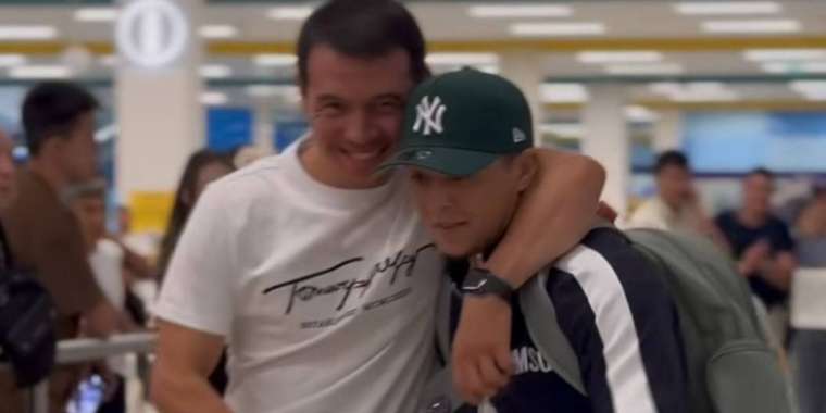 Асу Алмабаевты жанкүйерлер әуежайдан күтіп алды