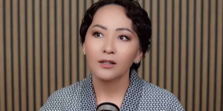 «Өзімді тастанды бала сезініп өстім». Айгүл Иманбаева әкесіз өскені жүрегіне жара салғанын айтты