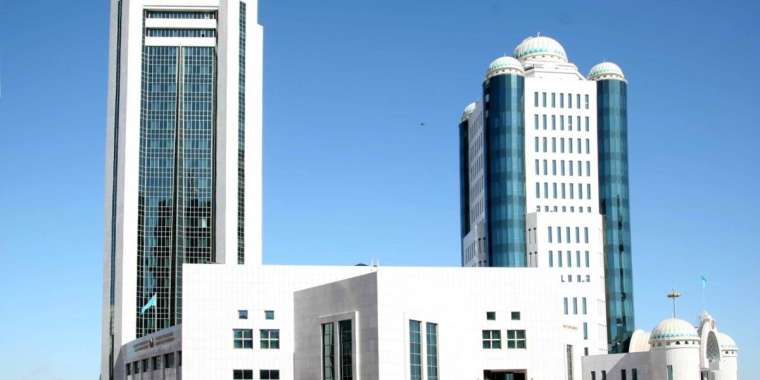 Парламент палаталарының бірлескен отырысы өтіп жатыр