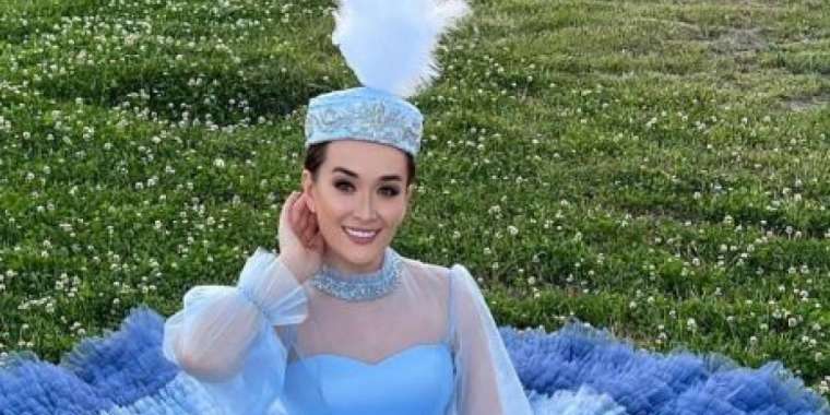 «Нағыз Роза Рымбаеваның келіні»: Ақерке Бүркітбайдың образы көпшілікті тамсандырды