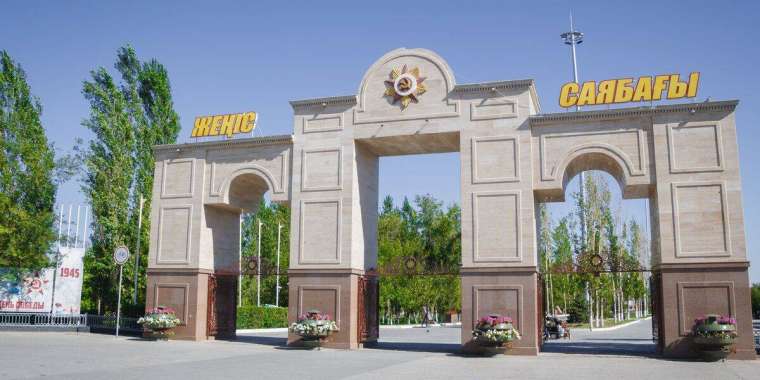 Атырауда 7 жастағы қыздың үстіне ескерткіш құлады