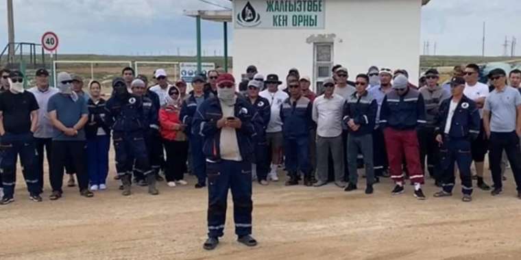 «Басшылық қудалап жатыр»: Маңғыстауда мұнайшылар ереуілге шықты