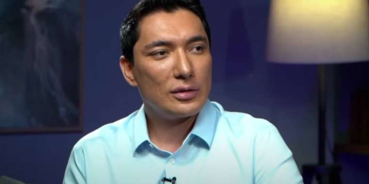 «Гелендваген сыйлады». Әлішер Каримов Құлыбаевтың анасымен тығыз байланыста болғанын айтты