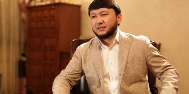 «Құшақтап жатады...»: Мұхамеджан Тазабек көп әйел алу туралы пікір білдірді
