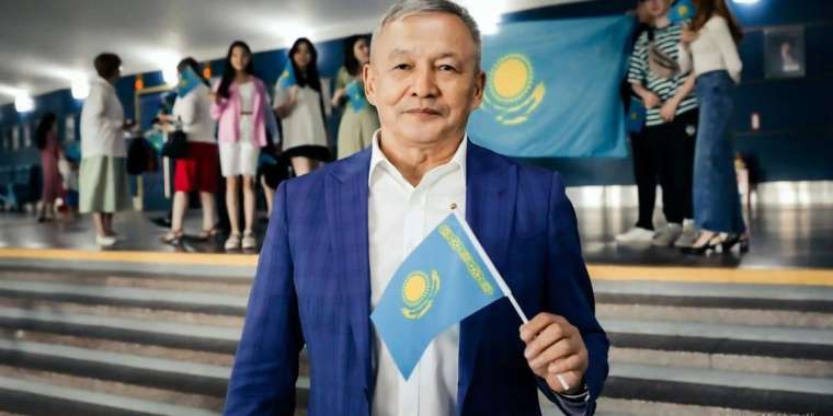 Алмас Ахметбекұлы: Әр үйдің төрінде Ту мен Елтаңба тұруға тиіс