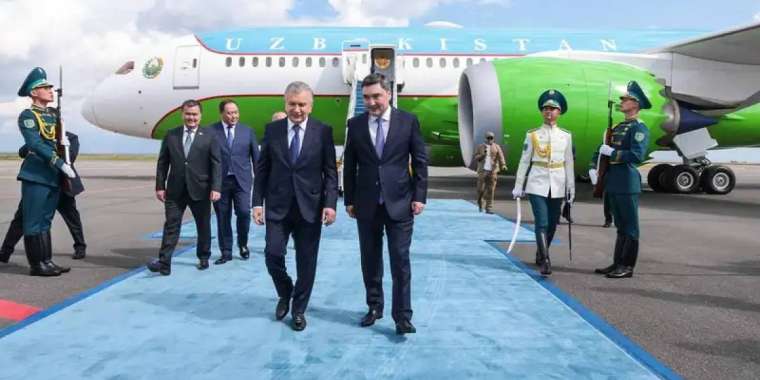 Мирзиёев пен Рахмон ШЫҰ саммитіне қатысу үшін Астанаға келді