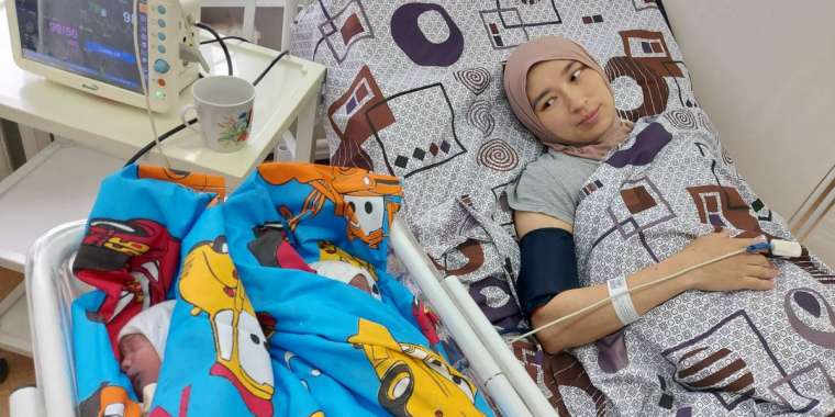 Мақпал Жүнісова үшем босанды