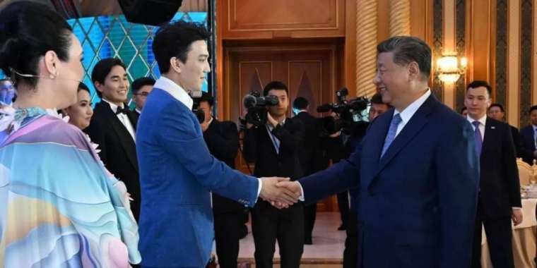 Димаш Құдайберген Қытай басшысы Си Цзиньпин алдында өнер көрсетті