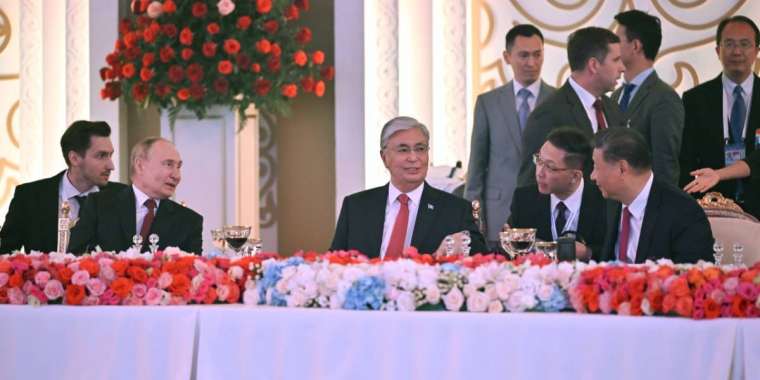 ШЫҰ саммитіне келгендер кешкі ас форматында концерт тамашалады