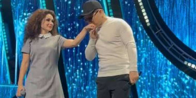 Шетелдік қыздың қолын сүйген Сәкен Майғазиев сынға қалды