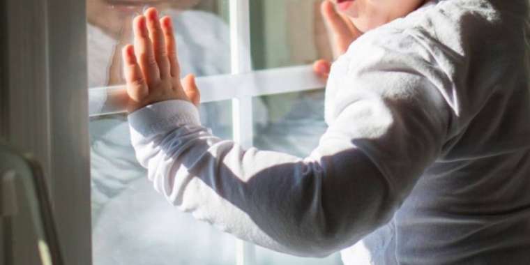 Оралда бес жасар екі бала терезеден құлап кетті