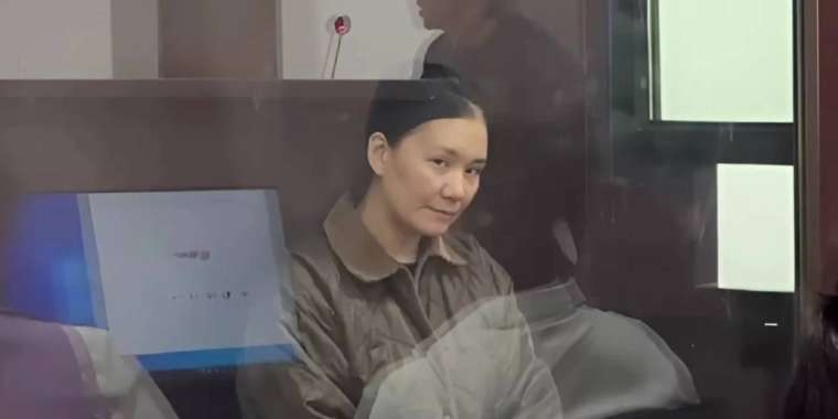 Екі баласын жастықпен тұншықтырып өлтірген әйел 15 жылға сотталды