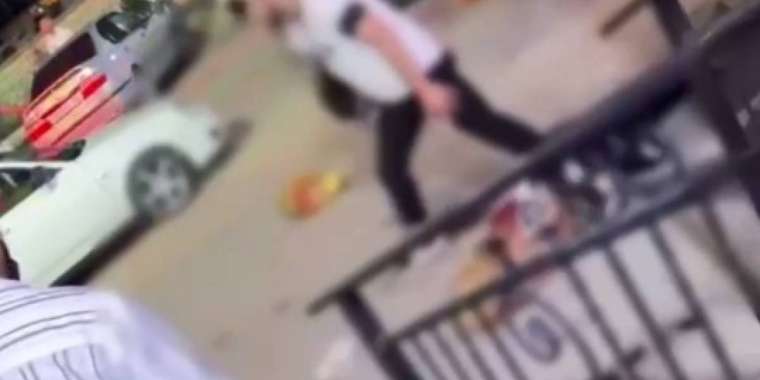 Ақтауда ер адам жұрт көзінше өз әйелін пышақтаған (ВИДЕО)