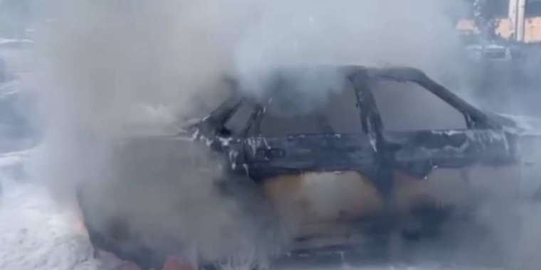 Астанада өртенген көлік ішінде үш бала болған (ВИДЕО)